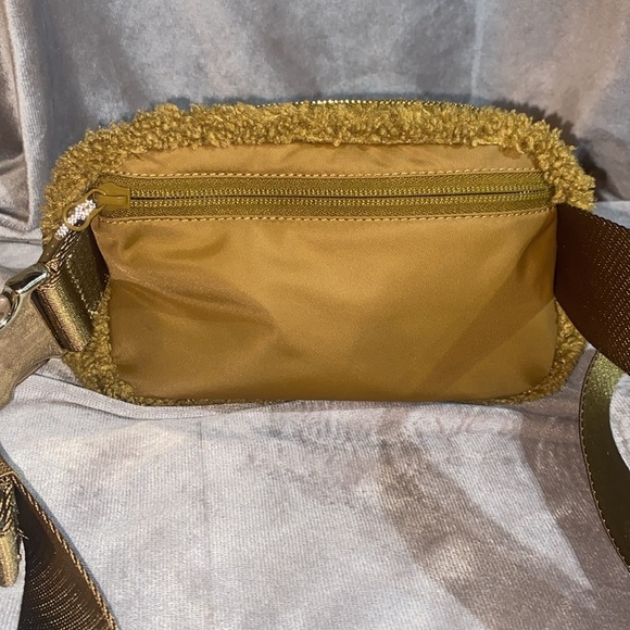 Lululemon Everywhere Fleece Belt Bag - Picture 2 of 12